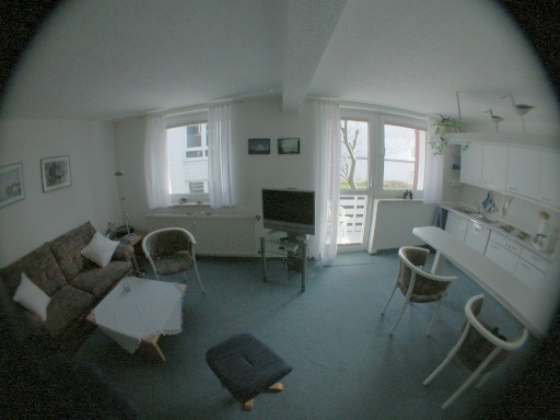  Fischaugen-Aufnahme der ger&auml;umigen Wohnk&uuml;che im Appartement Hilligen Lunn auf Helgoland.