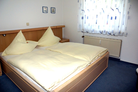 Das gro&szlig;e Schlafzimmer mit sehr breitem "Ehebett".