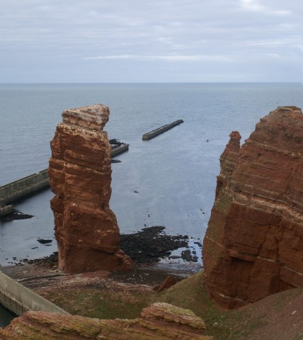 Bild der Langen Anna, dem einzeln stehenden Felsen auf Helgoland, das Wahrzeichen der Insel.